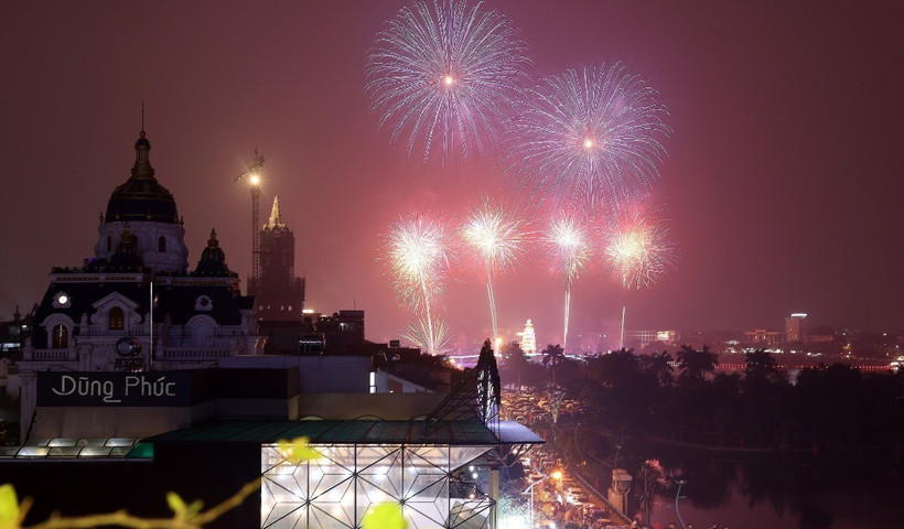 Màn pháo hoa rực rỡ bầu trời thành phố Việt Trì trong khuôn khổ lễ Giỗ Tổ Hùng Vương năm 2025. (Ảnh: Quốc Khánh/TTXVN)