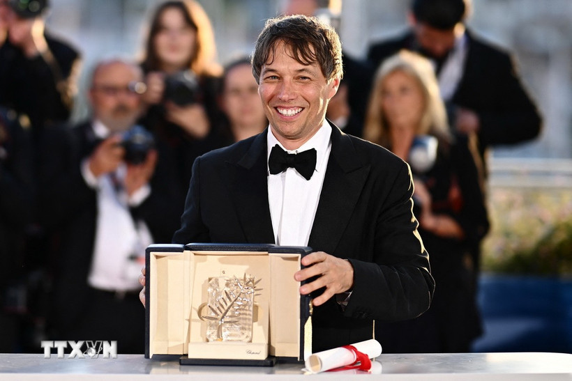 Đạo diễn Sean Baker nhận giải thưởng Cành cọ Vàng cho bộ phim "Anora" tại Liên hoan phim Cannes lần thứ 77 ở Cannes, miền Nam Pháp tối 25/5/2024. (Ảnh: AFP/TTXVN)