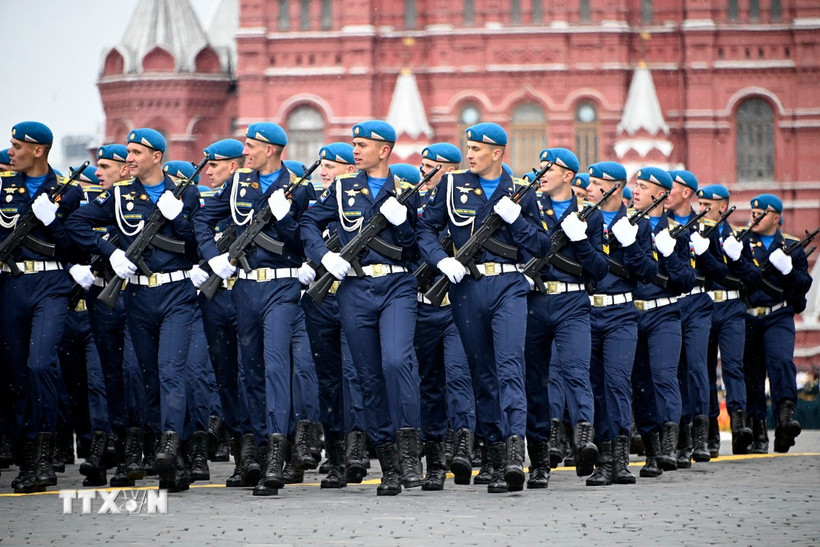 Quân nhân Nga duyệt binh kỷ niệm Ngày Chiến thắng trên Quảng trường Đỏ ở Thủ đô Moskva, hồi tháng Năm năm ngoái. (Ảnh: AFP/TTXVN)