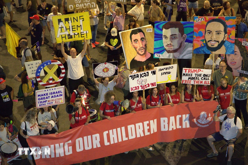 Khoảng 1.500 người tham gia cuộc biểu tình trước cổng đường Begin dẫn vào trụ sở Bộ Tổng tham mưu Lực lượng Phòng vệ Israel (IDF) tối 5/7. (Ảnh: Thanh Bình/TTXVN)