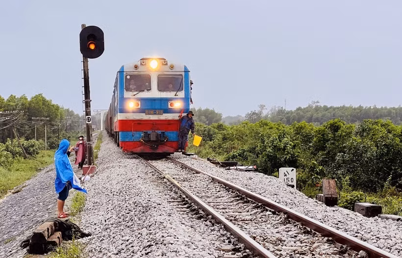 Tàu Bắc-Nam chạy qua tỉnh Quảng Trị hồi tháng 10 năm ngoái. (Ảnh: Nguyên Linh/TTXVN)