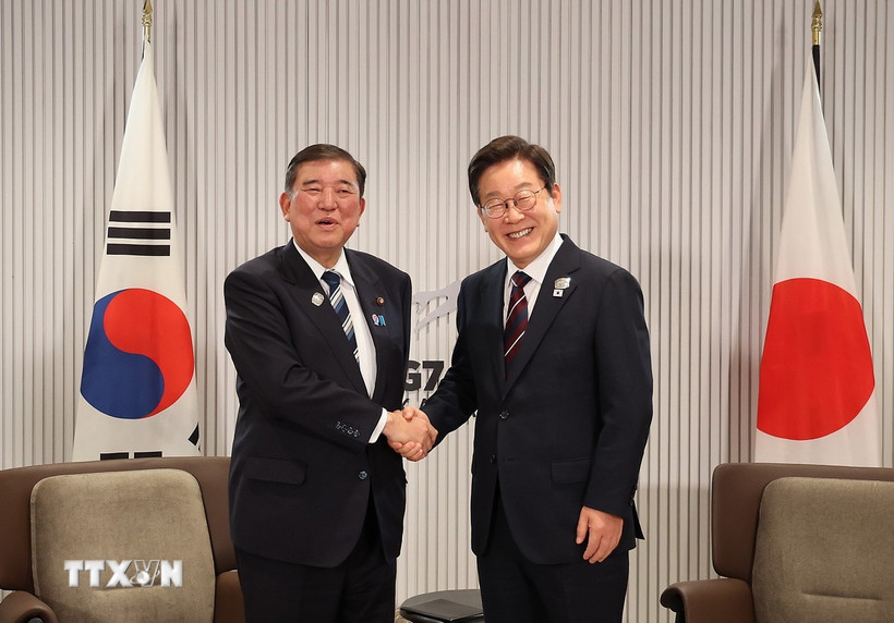Tổng thống Hàn Quốc Lee Jae Myung (phải) và Thủ tướng Nhật Bản Shigeru Ishiba tại cuộc gặp bên lề Hội nghị thượng đỉnh G7 ở Kananaskis (Canada), ngày 17/6/2025. (Ảnh: Yonhap/TTXVN)