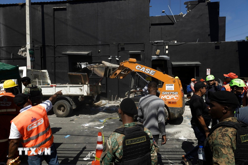 Lực lượng cứu hộ tại hiện trường vụ sập mái hộp đêm ở thủ đô Santo Domingo (Cộng hòa Dominicana) ngày 8/4/2025. (Ảnh: THX/TTXVN)