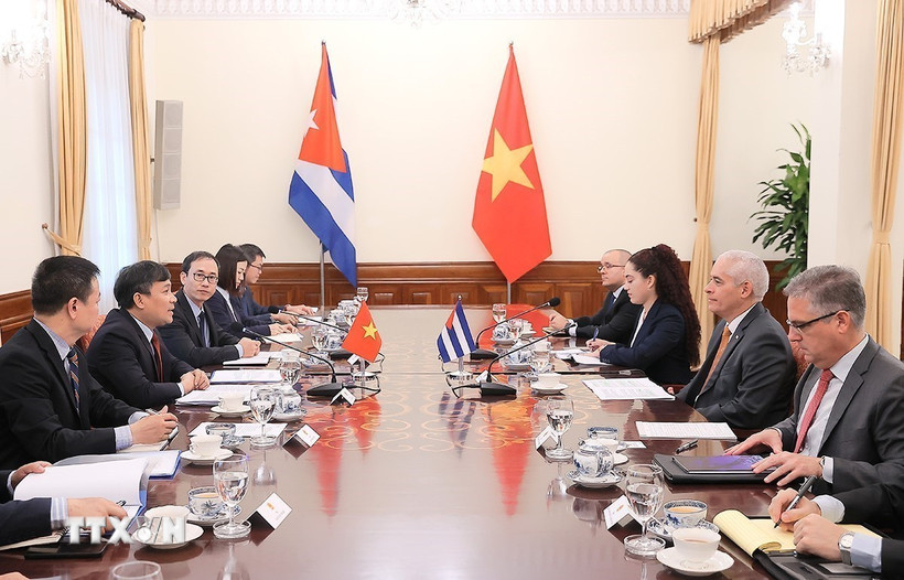 Sáng 24/7/2025, tại Hà Nội, Thứ trưởng Thường trực Bộ Ngoại giao Nguyễn Minh Vũ và Thứ trưởng Thứ nhất Bộ Ngoại giao Cuba Gerado Penalver Portal đồng chủ trì Tham khảo Chính trị lần thứ 8 giữa Bộ Ngoại giao Việt Nam và Bộ Ngoại giao Cuba. (Ảnh: An Đăng/TTXVN)