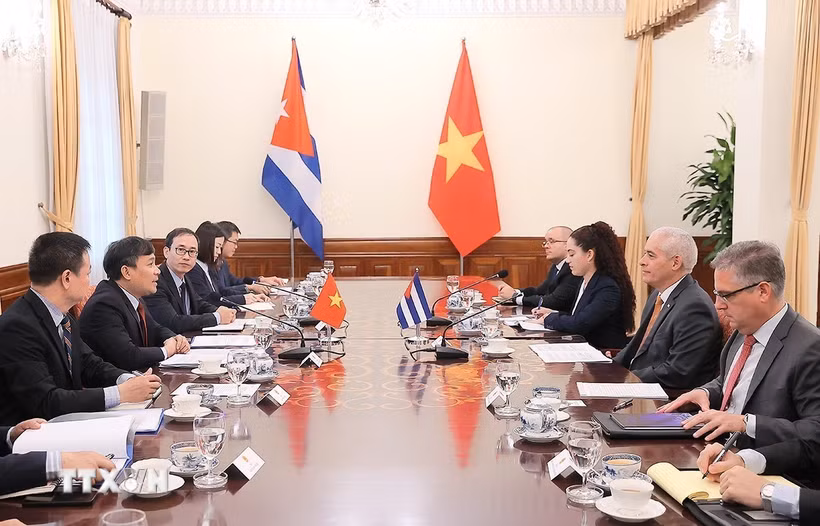 Sáng 24/7/2025, tại Hà Nội, Thứ trưởng Thường trực Bộ Ngoại giao Nguyễn Minh Vũ và Thứ trưởng Thứ nhất Bộ Ngoại giao Cuba Gerado Penalver Portal đồng chủ trì Tham khảo Chính trị lần thứ 8 giữa Bộ Ngoại giao Việt Nam và Bộ Ngoại giao Cuba. (Ảnh: An Đăng/TTXVN)