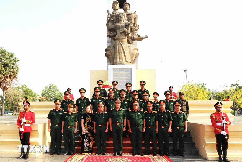Đoàn đại biểu Quân khu 7 tại lễ dâng hoa, dâng hương tưởng niệm, tri ân các Anh hùng liệt sỹ tại Tượng đài Hữu nghị Campuchia-Việt Nam Thủ đô Phnom Penh. (Ảnh: Hoàng Minh/TTXVN)