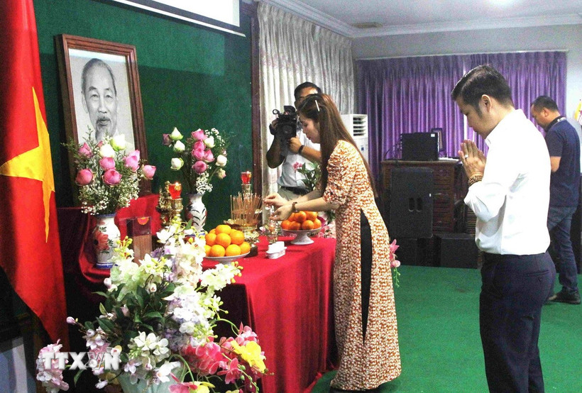 Các đại biểu dâng hương trước bàn thờ Bác Hồ. (Ảnh: Hoàng Minh/TTXVN)