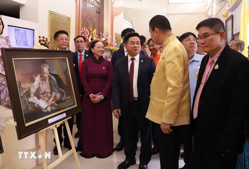 Tổng lãnh sự Việt Nam tại Khon Kaen Đinh Hoàng Linh giới thiệu với các đại biểu tại Triển lãm tranh "Tấm lòng họa sỹ Đào Trọng Lý với Bác Hồ." (Ảnh: Huy Tiến/TTXVN)
