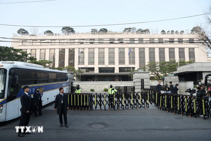 Cảnh sát Hàn Quốc được triển khai đảm bảo an ninh bên ngoài Tòa án Hiến pháp ở Seoul, ngày 4/4/2025. (Ảnh: THX/TTXVN)