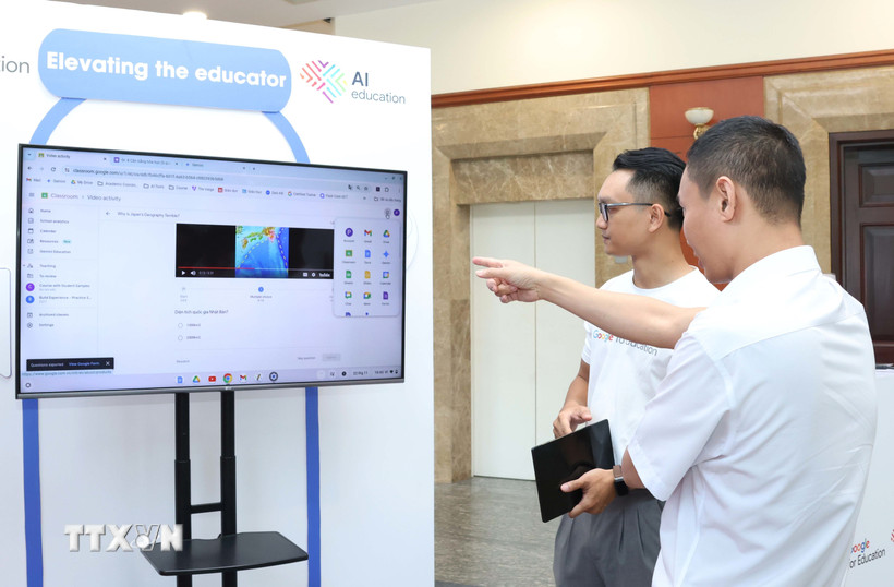 Các đại biểu tham quan trưng bày về các giải pháp Trí tuệ Nhân tạo trong giáo dục, tại một hội thảo hồi tháng 11/2024. (Ảnh minh họa: Thu Hoài/TTXVN)