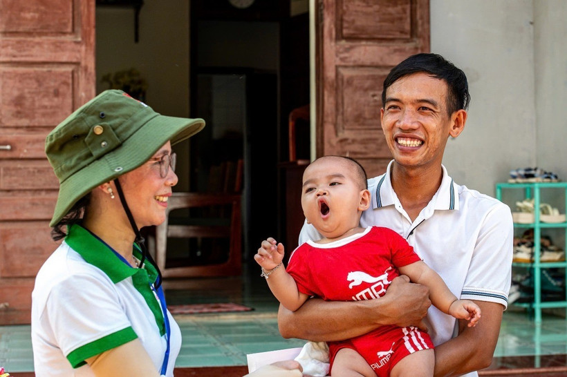 Nét mặt rạng rỡ của người dân trên đảo Trường Sa. (Ảnh: Diệu Thúy/TTXVN)