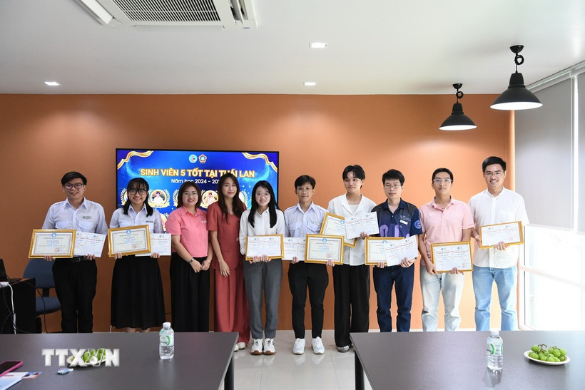 Ban Tổ chức trao tặng Giấy khen "Sinh viên 5 tốt." (Ảnh: Phạm Hải/TTXVN)