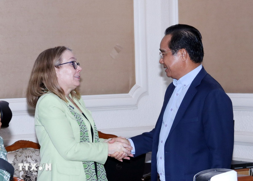 Ông Nguyễn Văn Được - Chủ tịch Ủy ban Nhân dân Thành phố Hồ Chí Minh chào đón bà Sarah Kemp - Phó Chủ tịch phụ trách Quan hệ Chính phủ quốc tế toàn cầu của Tập đoàn Intel. (Ảnh: Xuân Khu/TTXVN)