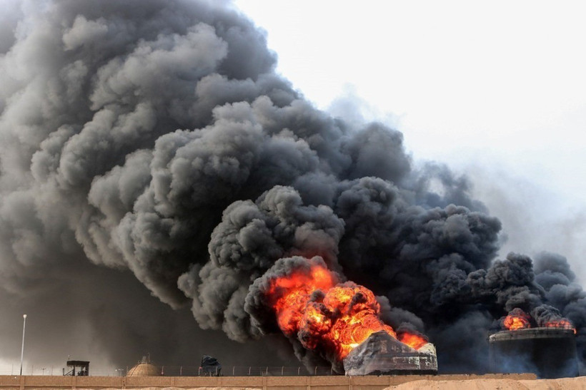 Khói lửa bốc lên tại khu cảng của thành phố Hodeida sau một vụ không kích của Israel hồi năm ngoái. (Ảnh: Arab News/TTXVN)