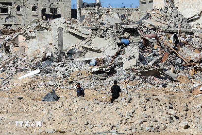 Cảnh tàn phá sau một cuộc không kích của Israel tại Rafah, Dải Gaza. (Ảnh: THX/TTXVN)