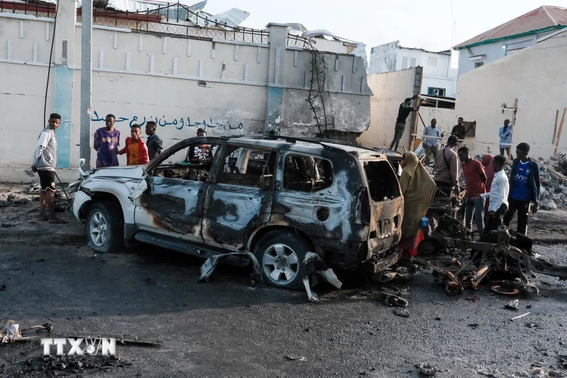 Hiện trường một vụ đánh bom xe khiến nhiều người thương vong ở Mogadishu (Somalia) hồi tháng Bảy năm ngoái. (Ảnh: THX/TTXVN) Hiện trường một vụ đánh bom xe khiến nhiều người thương vong ở Mogadishu (Somalia) hồi tháng Bảy năm ngoái. (Ảnh: THX/TTXVN)