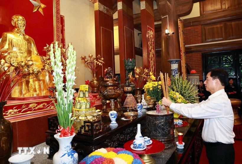 Chủ nhiệm Ủy ban Kiểm tra Trung ương Nguyễn Duy Ngọc dâng hương tưởng niệm Chủ tịch Hồ Chí Minh tại Nhà tưởng niệm của Người trên đỉnh đèo De (xã Phú Đình). (Ảnh: Trần Trang/TTXVN)