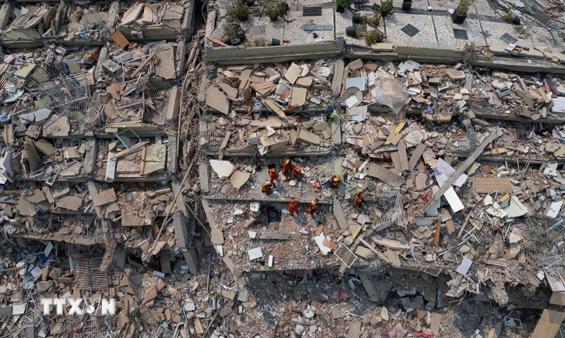 Hiện trường đổ nát sau trận động đất có độ lớn 7,7 tại Mandalay (Myanmar) ngày 1/4/2025. (Ảnh: THX/TTXVN)