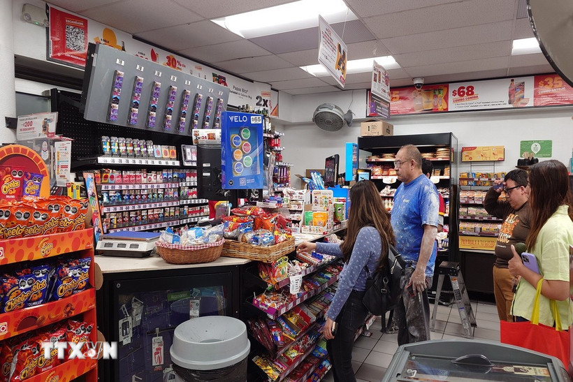Khách hàng xếp hàng thanh toán tại cửa hàng OXXO tại Thủ đô Mexico City. (Ảnh: Phi Hùng/TTXVN)