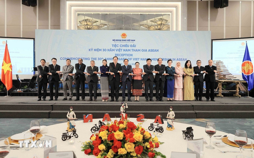 Phó Thủ tướng, Bộ trưởng Bộ Ngoại giao Bùi Thanh Sơn với các đại biểu. (Ảnh: An Đăng/TTXVN)