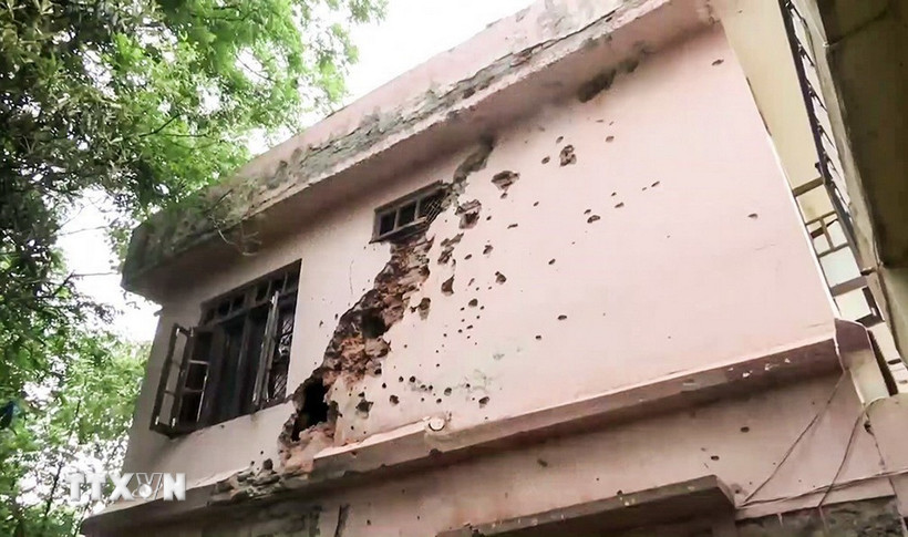 Một ngôi nhà ở Poonch (Ấn Độ) bị trúng pháo kích của Pakistan ngày 9/5/2025. (Ảnh: ANI/TTXVN)