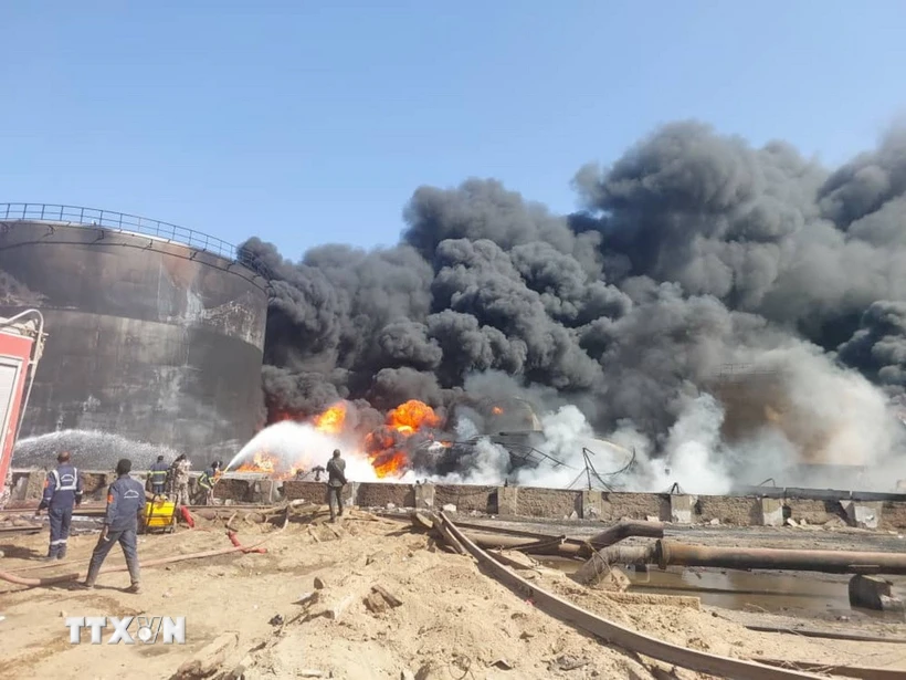 Khói bốc lên sau một vụ tấn công tại Port Sudan, miền Đông Sudan. (Ảnh: THX/TTXVN) Khói bốc lên sau một vụ tấn công tại Port Sudan, miền Đông Sudan. (Ảnh: THX/TTXVN)
