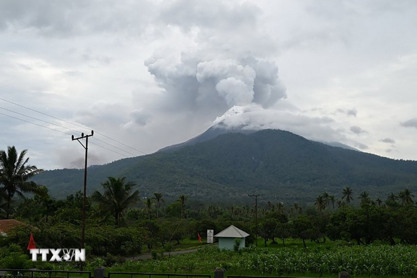 Núi lửa Lewotobi Laki-Laki ở Đông Flores, tỉnh Đông Nusa Tenggara, Indonesia. (Ảnh: THX/TTXVN)