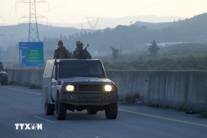 Lực lượng an ninh Syria tuần tra trên tuyến đường cao tốc Tartous-Latakia ở tỉnh Latakia. (Ảnh: THX/TTXVN)