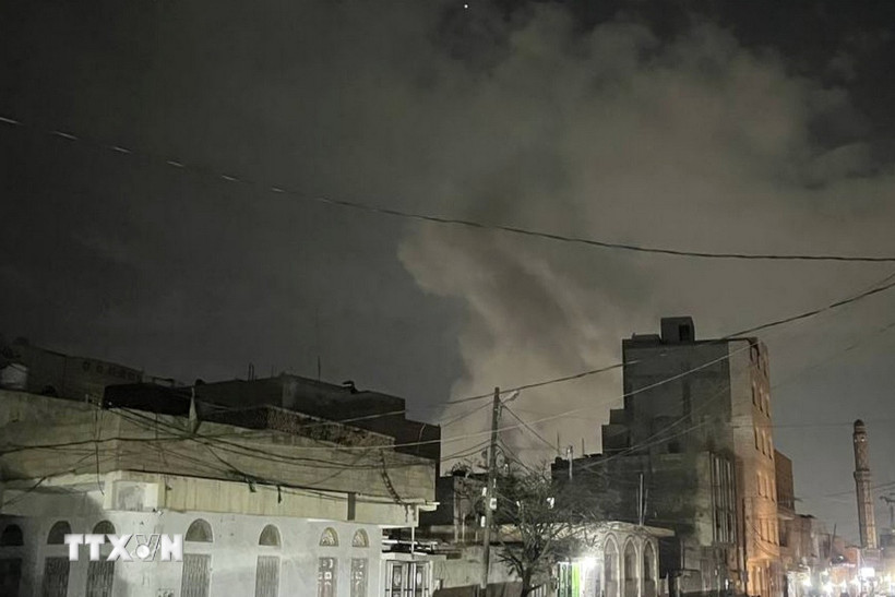 Khói bốc lên sau cuộc không kích của Mỹ nhằm vào các vị trí của Houthi tại Sanaa (Yemen), ngày 15/3/2025. (Ảnh: THX/TTXVN)