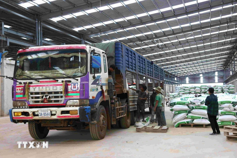 Hoạt động tại một nhà xưởng sản xuất ở tỉnh Kratie (Campuchia). (Ảnh minh họa: Huỳnh Thảo/TTXVN)