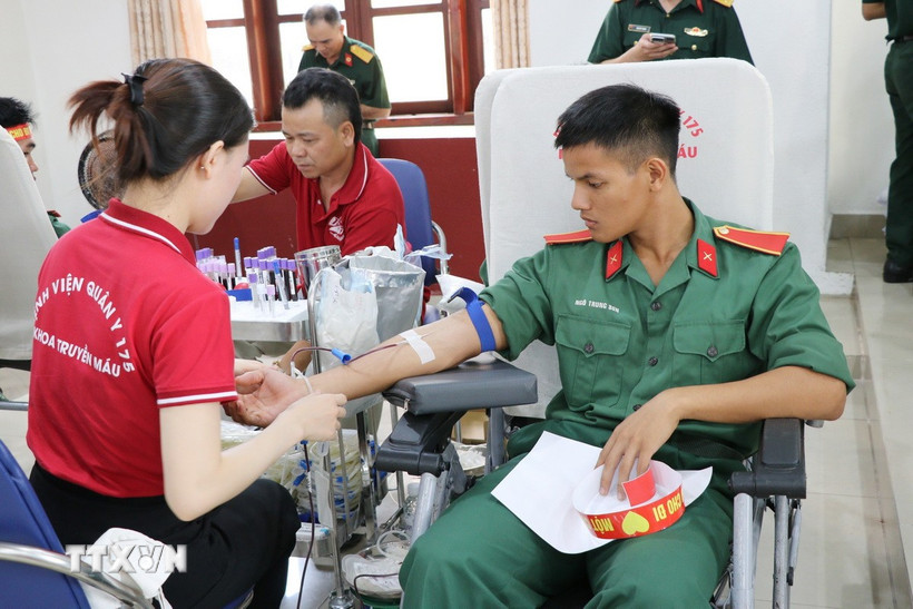 Chiến sỹ theo học tại Trường Sỹ quan Lục quân 2 hiến máu tình nguyện tại lễ phát động. (Ảnh: Lê Xuân/TTXVN)