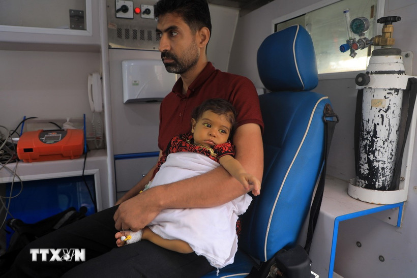 Bệnh nhi bị ung thư tại Dải Gaza chờ được sơ tán ra nước ngoài để điều trị, hồi tháng Sáu năm ngoái. (Ảnh: THX/TTXVN)