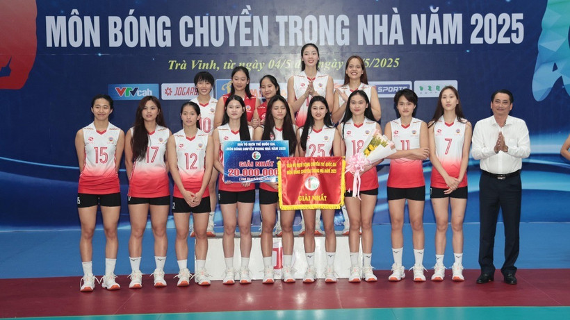 Ban Tổ chức trao giải Nhất cho đội nữ Binh chủng Thông tin-Đông Bắc. (Ảnh: Thanh Hòa/TTXVN)