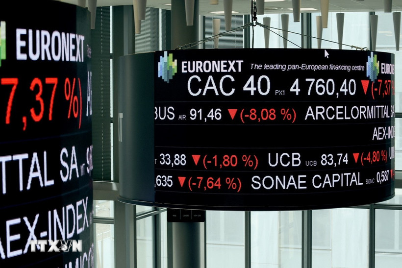 Bảng chỉ số chứng khoán tại sàn giao dịch ở Paris (Pháp). (Ảnh: AFP/TTXVN)