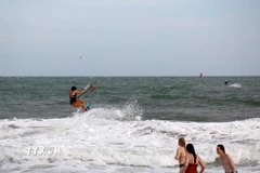 Sóng mạnh, gió lớn của biển Mũi Né (Lâm Đồng) luôn tạo được cảm giác mạnh, thích thú cho du khách chơi lướt ván diều. (Ảnh: Nguyễn Thanh/TTXVN)