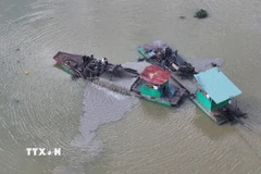 Ghe hút cát của Công ty Trách nhiệm hữu hạn Một thành viên Ngọc Trâm Anh Tây Ninh tại đoạn suối Chà Và (xã Tân Hòa) bị người dân phản ánh đục nước. (Ảnh: Thanh Tân/TTXVN)