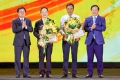 Chủ tịch Ủy ban nhân dân tỉnh Tây Ninh trao tặng bằng khen cho Tập đoàn T&T và cá nhân doanh nhân Đỗ Quang Hiển, Nhà sáng lập, Chủ tịch điều hành Tập đoàn T&T Group vì những đóng góp tích cực cho sự phát triển kinh tế xã hội của địa phương.