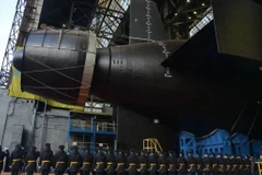 Tàu Khabarovsk được hạ thủy tại xưởng đóng tàu ở Severodvinsk ngày 1/11. (Ảnh: thebarentsobserver)