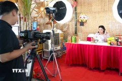 Phiên live stream bán các sản phẩm đặc sản Tây Ninh. (Ảnh: Minh Phú/TTXVN)