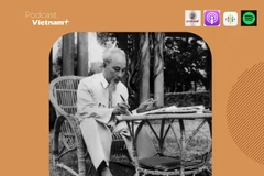 Bác Hồ làm việc tại tầng 2 Nhà sàn trong Khu Phủ Chủ tịch, tháng 4/1960. (Ảnh: Tư liệu TTXVN)
