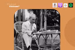 Bác Hồ làm việc tại tầng 2 Nhà sàn trong Khu Phủ Chủ tịch, tháng 4/1960. (Ảnh: Tư liệu TTXVN)