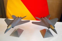 Mô hình thu nhỏ của tiêm kích châu Âu trong Hệ thống Máy bay Chiến đấu Tương lai (FCAS) được trưng bày tại Paris, Pháp ngày 20/2/2020. (Nguồn: Reuters)