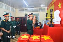 Ban tổ chức dâng hương tại buổi lễ đưa mẫu sinh phẩm hài cốt liệt sỹ đi giám định ADN. (Ảnh: Văn Đông/TTXVN phát)