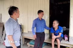 Ông Phạm Văn Mê (68 tuổi) thường hay đau ốm nên hầu như không thể tự đi rút tiền trợ cấp. (Ảnh: Lê Phước Ngọc/TTXVN)