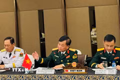 Thượng tướng Hoàng Xuân Chiến, Ủy viên Trung ương Đảng, Ủy viên Thường vụ Quân ủy Trung ương, Thứ trưởng Bộ Quốc phòng phát biểu tại Đối thoại. (Ảnh: Đỗ Quyên/TTXVN)