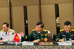 Thượng tướng Hoàng Xuân Chiến, Ủy viên Trung ương Đảng, Ủy viên Thường vụ Quân ủy Trung ương, Thứ trưởng Bộ Quốc phòng phát biểu tại Đối thoại. (Ảnh: Đỗ Quyên/TTXVN)