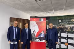 Ông Võ Hồng Nam - Con trai Đại tướng Võ Nguyên Giáp gặp gỡ các cựu chiến binh Algeria, trong đó nhiều người có dịp dự buổi nói chuyện của Đại tướng năm 1976. (Ảnh: Nguyễn An/TTXVN)
