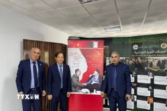 Ông Võ Hồng Nam - Con trai Đại tướng Võ Nguyên Giáp gặp gỡ các cựu chiến binh Algeria, trong đó nhiều người có dịp dự buổi nói chuyện của Đại tướng năm 1976. (Ảnh: Nguyễn An/TTXVN)