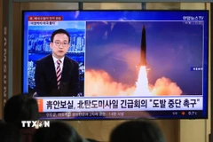 Người dân tại Seoul, Hàn Quốc theo dõi bản tin truyền hình về vụ phóng tên lửa đạn đạo của Triều Tiên, ngày 4/1/2026. (Ảnh: Yonhap/TTXVN)