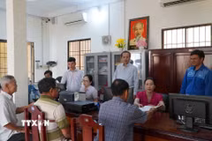 Người dân đến làm các hồ sơ, thủ tục tại Trung tâm phục vụ hành chính công Đặc khu Kiên Hải. (Ảnh: Văn Sĩ/TTXVN)
